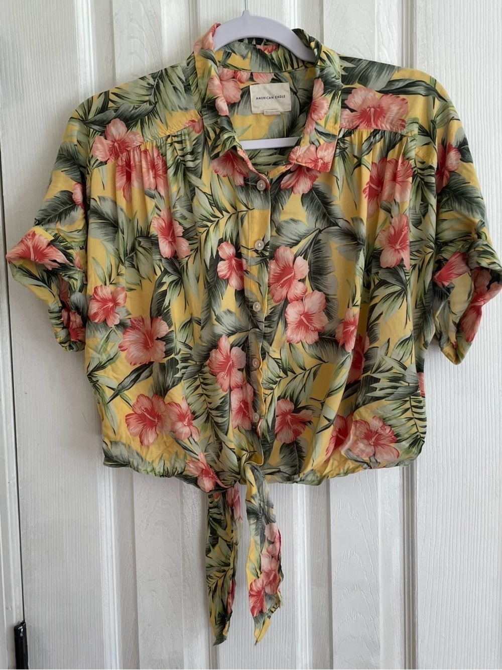 Size medium American Eagle Hawaiian top in good used condition.